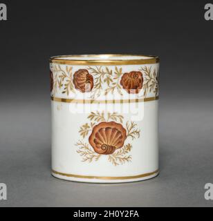 Coupe d'Oliver Wolcott, Jr. Tea Service (6 de 6), 1785-1805.Porcelaine d'exportation chinoise, fin du XVIIIe-début du XIXe siècle.Porcelaine, émail sépia, feuille d'or; hors tout : 7 x 9 x 6 cm (2 3/4 x 3 9/16 x 2 3/8 po). Banque D'Images