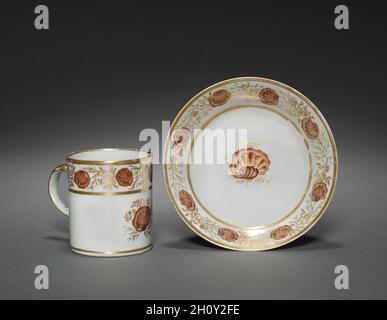 Tasse et soucoupe d'Oliver Wolcott, Jr. Tea Service (2 de 6), 1785-1805.Porcelaine d'exportation chinoise, fin du XVIIIe-début du XIXe siècle.Porcelaine, émail sépia, feuille d'or; hors tout : 7 x 9 x 6 cm (2 3/4 x 3 9/16 x 2 3/8 po). Banque D'Images