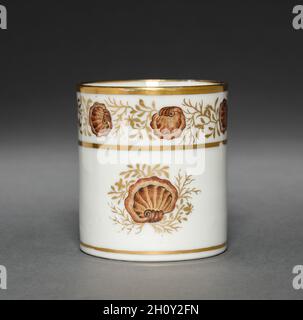 Coupe d'Oliver Wolcott, Jr. Tea Service (5 de 6), 1785-1805.Porcelaine d'exportation chinoise, fin du XVIIIe-début du XIXe siècle.Porcelaine, émail sépia, feuille d'or; hors tout : 7 x 9 x 6 cm (2 3/4 x 3 9/16 x 2 3/8 po). Banque D'Images