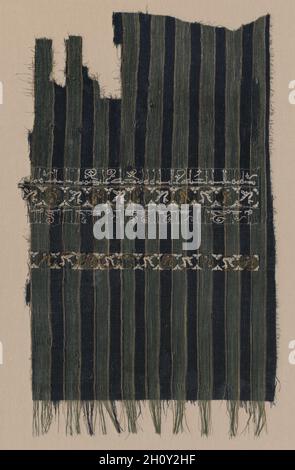Tiraz à rayures, 1049-50.Égypte, période Fatimide, règne d'al-Mustansir.Tissage Uni avec tissage de tapisserie tissé: lin et soie; total: 41 x 24.1 cm (16 1/8 x 9 1/2 po.); monté: 47 x 30.5 cm (18 1/2 x 12 po.).Ce rare tissu de lin rayé et léger a probablement été porté enveloppé comme un turban avec l'extrémité décorée sur le devant.Les petits oiseaux dans les cocardes semblent être des harpies mythologiques avec des visages humains.Le texte arabe écrit avec des lettres se terminant en trèfle fantaisie contient des données historiques, connu sous le nom de tiraz.Le texte complet comprend généralement les bénédictions musulmanes, le nom de la règle Banque D'Images