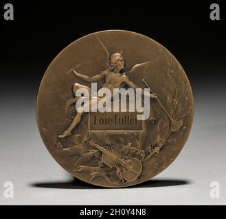 Médaille remise à Loïe Fuller par le gouvernement français : allégorie de la musique (au verso).Marie Alexandre Lucien Coudray (français, 1864-1932).Bronze; diamètre: 7 cm (2 3/4 in.).Un théâtre temporaire sur le terrain de l'exposition universelle de 1900 a été consacré à Loïe Fuller, qui à cette époque était devenu une icône culturelle.L’intérieur du théâtre était orné de draperies sur lesquelles un kaléidoscope de couleurs se calait de vitraux et de lampes cachées, évoquant les voiles diaphanes de ses costumes.Dans le foyer se trouvait une galerie de peintures, de dessins et de sculptures représentant tous la danseuse.M de Coudray Banque D'Images