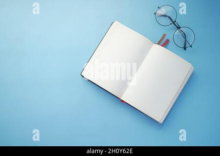 bloc-notes, lunettes et crayon sur table en bois Banque D'Images