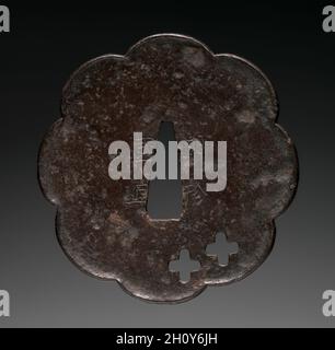 Garde au sabre, mi-1700.Japon, période Edo (1615-1868).Fer (type Myochin); diamètre: 8 cm (3 1/8 in.). Banque D'Images