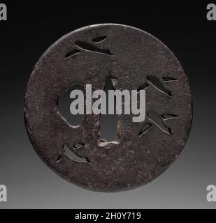 Garde au sabre, mi-1700.Japon, période Edo (1615-1868).Fer; diamètre: 7.7 cm (3 1/16 po). Banque D'Images