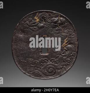 Garde d'épée (Tsusa) avec Dragon en vagues, c.1615-1868.Japon, éventuellement période Edo (1615-1868).Fer; diamètre: 11.2 cm (4 7/16 po). Banque D'Images