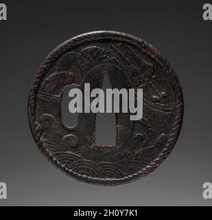Garde d'épée (Tsusa) avec Dragon en vagues, c.1615-1868.Japon, éventuellement période Edo (1615-1868).Fer; diamètre: 6.4 cm (2 1/2 po). Banque D'Images