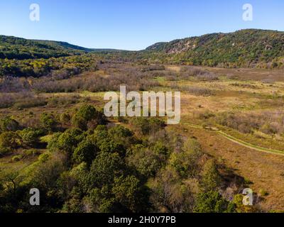 Photographie aérienne de la prairie au parc national de Devils Lake, comté de Sauk, Wisconsin, États-Unis, lors d'un bel après-midi d'automne. Banque D'Images