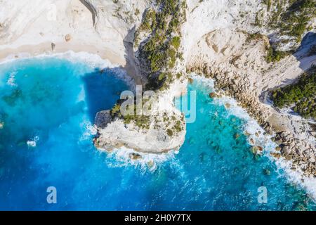 Vue aérienne de haut en bas de la plage rocheuse de Kalamitsi, mer Ionienne, île de Lefkada, Grèce Banque D'Images