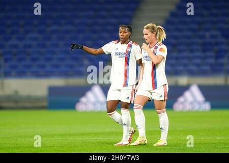 Lyon, France.14 octobre 2021.Kadeisha Buchanan (21 Lyon) et Amandine Henry (6 Lyon) discutent lors du match de football de la deuxième manche du groupe de la Ligue des champions des femmes de l'UEFA entre l'Olympique Lyonnais et le SL Benfica au stade Groupama à Lyon, en France.Crédit: SPP Sport presse photo./Alamy Live News Banque D'Images