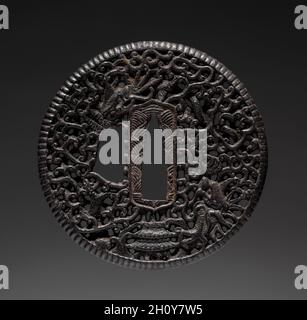 Garde d'épée (Tsusa) avec dragons et palais, c.1615-1868.Japon, éventuellement période Edo (1615-1868).Fer ; diamètre : 7.2 cm (2 13/16 po). Banque D'Images