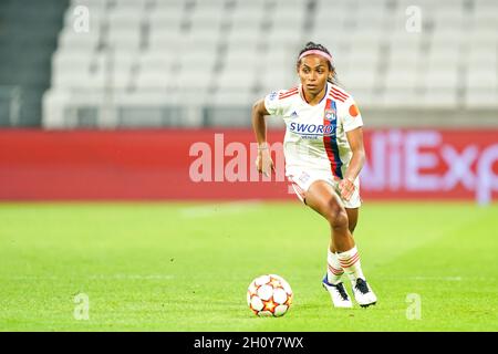 Lyon, France.14 octobre 2021.Perle Morroni (5 Lyon) contrôle le ballon (action) lors du match de football du 2e tour du groupe de la Ligue des champions des femmes de l'UEFA entre l'Olympique Lyonnais et le SL Benfica au stade Groupama à Lyon, en France.Crédit: SPP Sport presse photo./Alamy Live News Banque D'Images