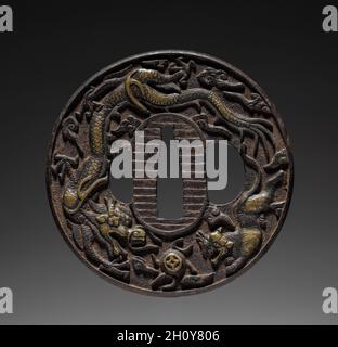 Garde d'épée (Tsusa) avec dragons, tigre, poisson, et palais, c.1615-1868.Japon, éventuellement période Edo (1615-1868).Fer; diamètre: 8 cm (3 1/8 po). Banque D'Images