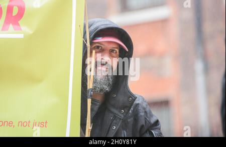 Londres, Angleterre, Royaume-Uni.15 octobre 2021.Paternoster Square, Londres, Royaume-Uni, 15 octobre 2021.Un manifestant tient une bannière pour le lancement de la campagne Jubilé pour le climat par les Africains qui montent le Royaume-Uni.C'est Thomas Sankara Day, l'anniversaire de l'assassinat du président du Burkina Faso,Mais aussi le dixième anniversaire d'Occupy London.The jour a été choisi pour contextualiser la campagne dans la longue histoire de la lutte pour la souveraineté écologique, sociale et économique et pour mettre les voix du Sud global au coeur de cette initiative."Parce que sans auto-déterministi Banque D'Images