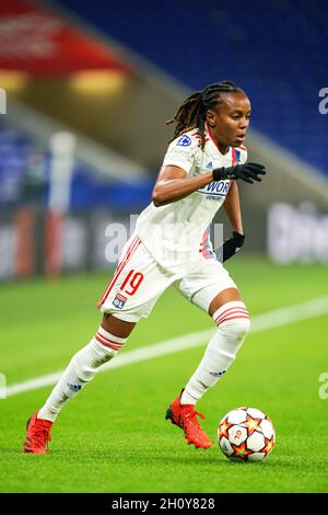 Lyon, France.14 octobre 2021.Emelyne Laurent (19 Lyon) contrôle le ballon (action) lors du match de football du 2e tour du groupe de la Ligue des champions des femmes de l'UEFA entre l'Olympique Lyonnais et le SL Benfica au stade Groupama à Lyon, en France.Crédit: SPP Sport presse photo./Alamy Live News Banque D'Images