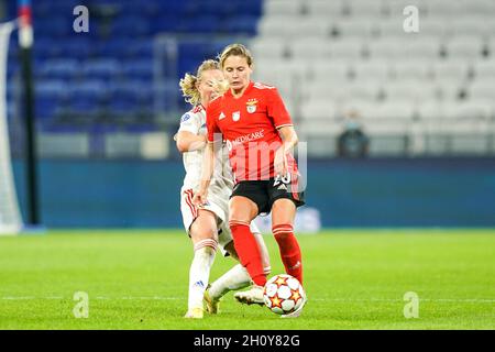 Lyon, France.14 octobre 2021.Cloe Lacasse (20 Benfica Lisbon) et Amandine Henry (6 Lyon) se battent pour le bal (duel) lors de l'UEFA Womens Champions League Group phase 2 du match de football entre l'Olympique Lyonnais et SL Benfica au stade Groupama de Lyon, France.Crédit: SPP Sport presse photo./Alamy Live News Banque D'Images
