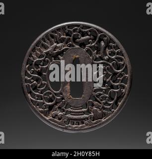 Garde d'épée (Tsusa) avec le dragon et le palais, c.1615-1868.Japon, éventuellement période Edo (1615-1868).Fer; diamètre: 7.1 cm (2 13/16 po). Banque D'Images