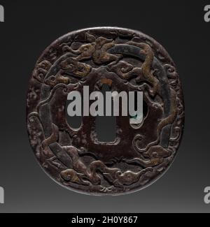 Garde de l'épée (Tsusa) avec le dragon et le Sacré joyau, c.1615-1868.Japon, éventuellement période Edo (1615-1868).Fer; diamètre: 7.7 cm (3 1/16 po). Banque D'Images