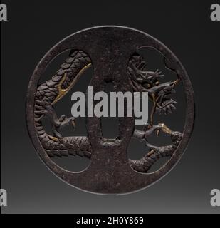 Garde d'épée (Tsusa) avec Dragon, c.1615-1868.Japon, éventuellement période Edo (1615-1868).Fer; diamètre: 8.3 cm (3 1/4 po). Banque D'Images