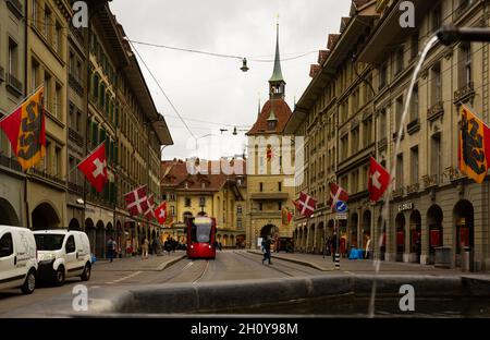 Rue Spitalgasse avec tour Kafigturm, Berne Banque D'Images