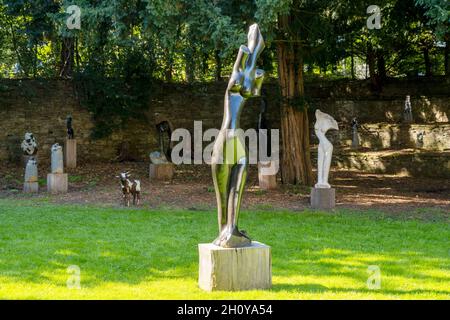 Deutschland, Nordrhein-Westfalen, Witten, Schloss Steinhausen, Shona-Skulpturen aus dem südafrikanischen Simbabwe im Schlosspark Banque D'Images