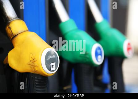 Paris, France.15 octobre 2021.Des pistolets à combustible sont vus dans une station service à Paris, France, le 15 octobre 2021.Le gouvernement français présentera des mesures supplémentaires pour faire face à la flambée actuelle des prix de l'énergie, a annoncé jeudi le président français Emmanuel Macron.Le Premier ministre français a également annoncé qu'il offrait un chèque énergétique « exceptionnel » de 100 euros à quelque 6 millions de ménages à faible revenu.Credit: Gao Jing/Xinhua/Alamy Live News Banque D'Images
