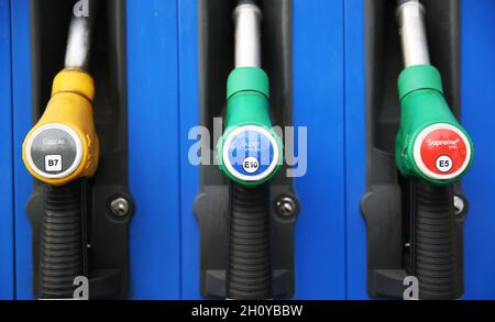 Paris, France.15 octobre 2021.Des pistolets à combustible sont vus dans une station service à Paris, France, le 15 octobre 2021.Le gouvernement français présentera des mesures supplémentaires pour faire face à la flambée actuelle des prix de l'énergie, a annoncé jeudi le président français Emmanuel Macron.Le Premier ministre français a également annoncé qu'il offrait un chèque énergétique « exceptionnel » de 100 euros à quelque 6 millions de ménages à faible revenu.Credit: Gao Jing/Xinhua/Alamy Live News Banque D'Images
