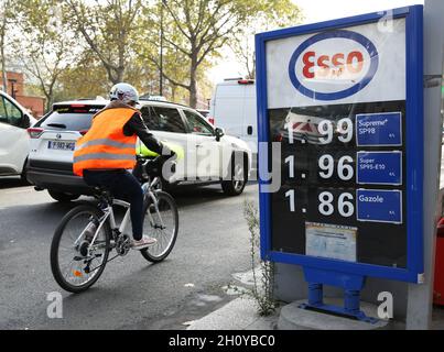 Paris, France.15 octobre 2021.Les prix de l'essence et du diesel sont indiqués sur un panneau à l'entrée d'une station-service à Paris, France, le 15 octobre 2021.Le gouvernement français présentera des mesures supplémentaires pour faire face à la flambée actuelle des prix de l'énergie, a annoncé jeudi le président français Emmanuel Macron.Le Premier ministre français a également annoncé qu'il offrait un chèque énergétique « exceptionnel » de 100 euros à quelque 6 millions de ménages à faible revenu.Credit: Gao Jing/Xinhua/Alamy Live News Banque D'Images