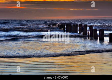 Coucher de soleil sur Berrow Beach, Burnham-on-Sea, Somerset Banque D'Images