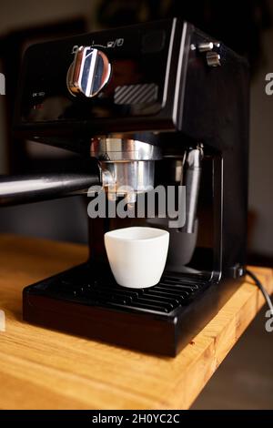 Cafetière prête à préparer un café.Tasse de café préparée à l'aide d'une machine à espresso dans Un café. Banque D'Images