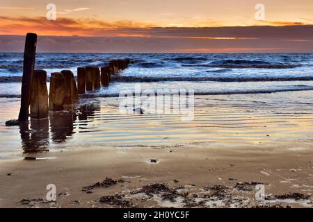 Coucher de soleil sur Berrow Beach, Burnham-on-Sea, Somerset Banque D'Images