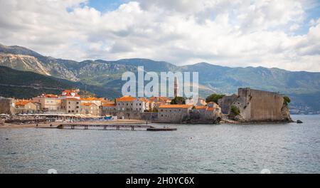 Budva, Monténégro - 18 septembre 2021 : paysage de la vieille ville de Budva. Murs anciens et toit carrelé de la vieille ville de Budva, Monténégro Banque D'Images