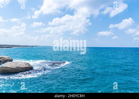 Mer Méditerranée, rochers de craie blanche et quelques plages capturées de la formation de Rosh Hanikra en Israël.Photo de haute qualité Banque D'Images