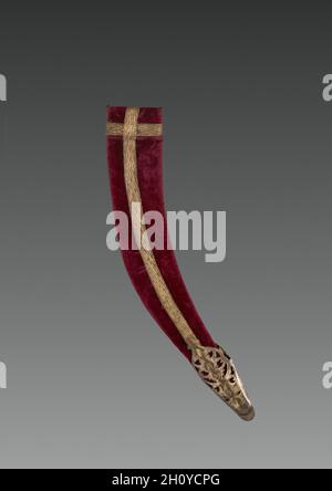 Dagger (étui en velours rouge), 1700s–1800s.Inde.Gaine en bois recouverte de velours avec fil métallique; hors tout: 34.4 cm (13 9/16 in.).Les poignards à lames incurvées, connus sous le nom de khanjar, ont été portés dans la ceinture comme l'un des accessoires de base pour les hommes de Mughal.Couteau polyvalent pouvant être utilisé pour la chasse ou la lutte, le khanjar était également un symbole de statut visible.L'utilisation de jade et d'or indique que ce poignard appartient à un membre du tribunal.Les inscriptions d'or sur la lame, juste sous le hile, sont des citations du Coran, le livre le plus sacré pour les musulmans.D'un côté se trouve l'ouverture Banque D'Images