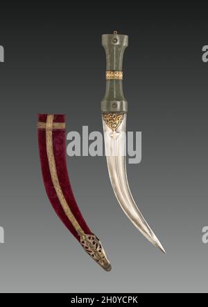 Khanjar dagger, c.1600s.Inde, XVIIe siècle.Hile de jade avec fer et or; lame d'acier avec fer et or; gaine en bois recouverte de velours avec fil métallique; hors tout: 34.4 cm (13 9/16 in.).Les poignards à lames incurvées, connus sous le nom de khanjar, ont été portés dans la ceinture comme l'un des accessoires de base pour les hommes de Mughal.Couteau polyvalent pouvant être utilisé pour la chasse ou la lutte, le khanjar était également un symbole de statut visible.L'utilisation de jade et d'or indique que ce poignard appartient à un membre du tribunal.Les inscriptions d'or sur la lame, juste sous le hile, sont des citations du Qu Banque D'Images