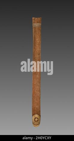 Fourreau, 1700 à 1800 s.L'Inde, peut-être Deccan.Doublure en velours avec sangles en cuir; fourreau en bois avec étui en velours et fils métalliques; hors tout : 99 cm (39 po).Les épées droites étaient typiques de celles utilisées dans les cercles militaires et aristocratiques dans les régions méridionales du Deccan, contrairement aux épées courbées favorisées par les équestriens d'Asie centrale.Un contact accru entre le nord de Mughal et le sud du Deccan au cours des années 1600 a conduit à l'apparition de l'épée de style Deccan dans des portraits courtieusement réalisés à l'époque de Jahangir et Shah Jahan, et plus tard. Banque D'Images