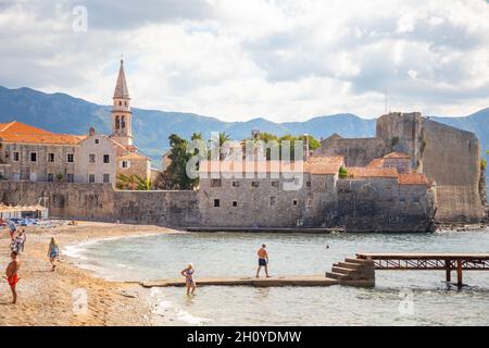 Budva, Monténégro - 18 septembre 2021 : paysage de la vieille ville de Budva. Murs anciens et toit carrelé de la vieille ville de Budva, Monténégro Banque D'Images