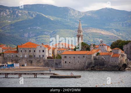 Budva, Monténégro - 18 septembre 2021 : paysage de la vieille ville de Budva. Murs anciens et toit carrelé de la vieille ville de Budva, Monténégro Banque D'Images