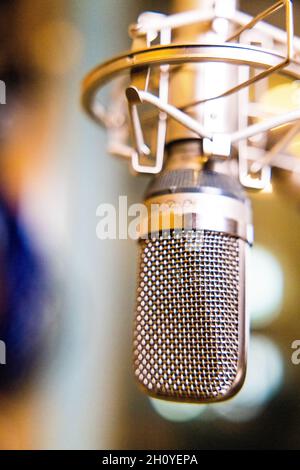 Prise de vue verticale d'un microphone professionnel en studio Banque D'Images