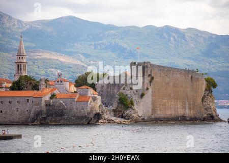 Budva, Monténégro - 18 septembre 2021 : paysage de la vieille ville de Budva. Murs anciens et toit carrelé de la vieille ville de Budva, Monténégro Banque D'Images