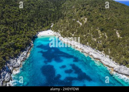 Vue aérienne en haut de la plage de Dafnoudi à Kefalonia, Grèce. Baie isolée avec de l'eau de mer turquoise pure cristal et propre entourée de cyprès Banque D'Images