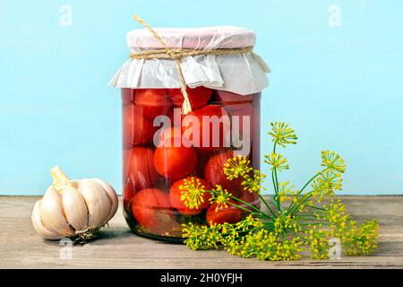 Tomates cerises marinées maison, concombres, champignons, ail, aubergines,Poivrons rouges en pots sur étagère en bois aliments en conserve et fermentés faits maison co Banque D'Images