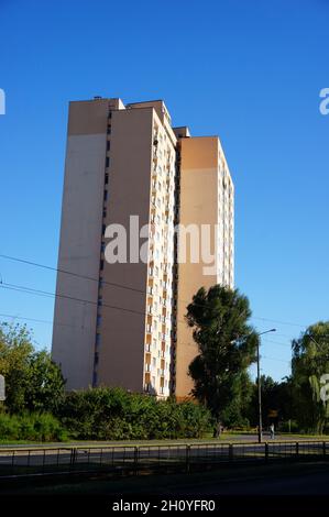 POZNAN, POLOGNE - 06 septembre 2013 : un grand immeuble d'appartements près de la rue Zamenhofa dans la ville de Poznan, Pologne Banque D'Images