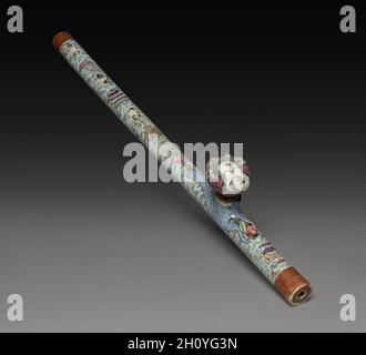 Pipe d'opium, 1800.Chine, dynastie Qing (1644-1911).Émail; hors tout: 53.4 cm (21 po). Banque D'Images