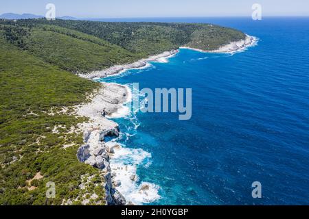 Vue aérienne de la côte rocheuse près de la plage de Dafnoudi à Kefalonia, Grèce Banque D'Images