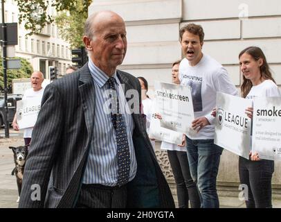 Londres, Royaume-Uni.15 octobre 2021.15 octobre 2021.Le défendeur Mark Hankinson, de Londres, Royaume-Uni, administrateur de la Masters of Foxhounds Association et employé du Hunting Office, arrive au tribunal des magistrats de Westminster.Les militants de la Ligue contre les sports cruels étaient à l'extérieur du tribunal de Westminster pour son arrivée.Hankinson a été pris dans un webinaire d'entraînement pour les maîtres de la chasse au renard semblant admettre que la chasse aux sentiers était un écran de fumée pour tuer des renards.Crédit : Doug Peters/Alamy Live News Banque D'Images