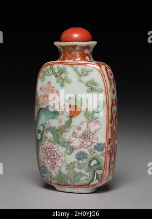 Bouteille de tabac à priser avec bouchon, 1736–95.Chine, dynastie Qing (1644-1911), règne Qianlong (1736-95).Porcelaine; hors tout: 7.2 cm (2 13/16 po). Banque D'Images