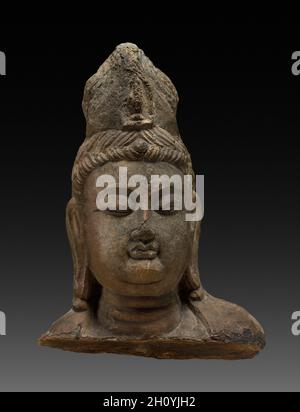 Tête de Bodhisattva, 618-907. Chine, du poumon-mên, dynastie des Tang (618-907). Calcaire gris foncé ; total : 24,9 x 17,2 x 9 cm (9 13/16 x 6 3/4 x 3 9/16 in.). Banque D'Images