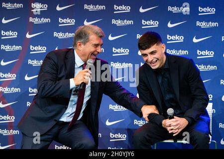 Barcelone, Espagne.15 octobre 2021.ESPAGNE-SOCCER-FC BARCELONE RENOUVELLEMENT DU CONTRAT PEDRI.Joueur du FC Barcelone (16) Pedri lors de son renouvellement de contrat à Camp Nou, Barcelone, Espagne, le 15 octobre 2021.© Joan Gosa 2021.Crédit : Joan Gosa Badia/Alay Live News Banque D'Images