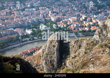 Vue sur la ville d'Amasya et la mosquée historique de Beyazit Banque D'Images