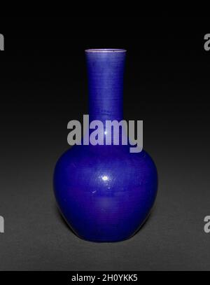 Vase en forme de bouteille, 1736–95.Chine, dynastie Qing (1644-1911), règne Qianlong (1736-95).Porcelaine; hors tout: 14.5 cm (5 11/16 po). Banque D'Images